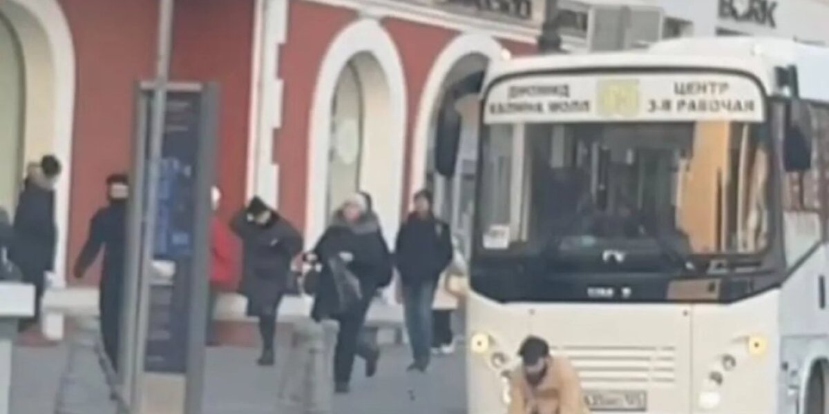 «Опаздывали, но были заперты в автобусе и ждали»: Способ отучить водителей от намаза на работе найден