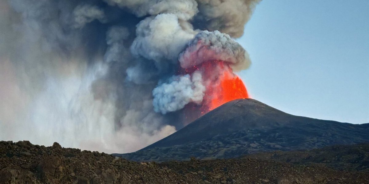Огненное пробуждение: вулкан Этна выбросил столб лавы на высоту 400 метров Огненное пробуждение: вулкан Этна выбросил столб лавы на высоту 400 метров