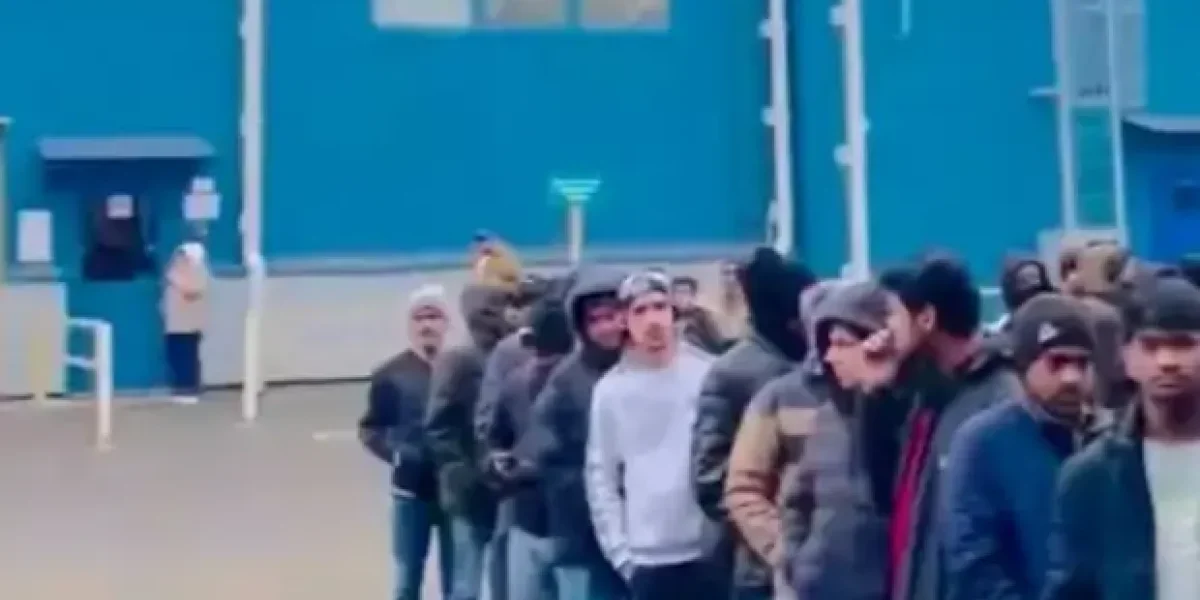 Мигранты-индусы бездельничают, шатаются по Москве, хвастаются фотками белых девушек. Делягин не сдержался Мигранты-индусы бездельничают, шатаются по Москве, хвастаются фотками белых девушек. Делягин не сдержался