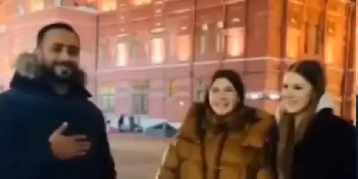 Мигранты-индусы бездельничают, шатаются по Москве, хвастаются фотками белых девушек. Делягин не сдержался Мигранты-индусы бездельничают, шатаются по Москве, хвастаются фотками белых девушек. Делягин не сдержался