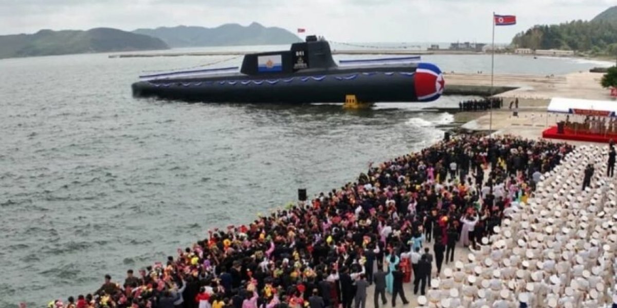 КНДР представила первую атомную подводную лодку: Ким Чен Ын осмотрел субмарину с ракетами КНДР представила первую атомную подводную лодку: Ким Чен Ын осмотрел субмарину с ракетами