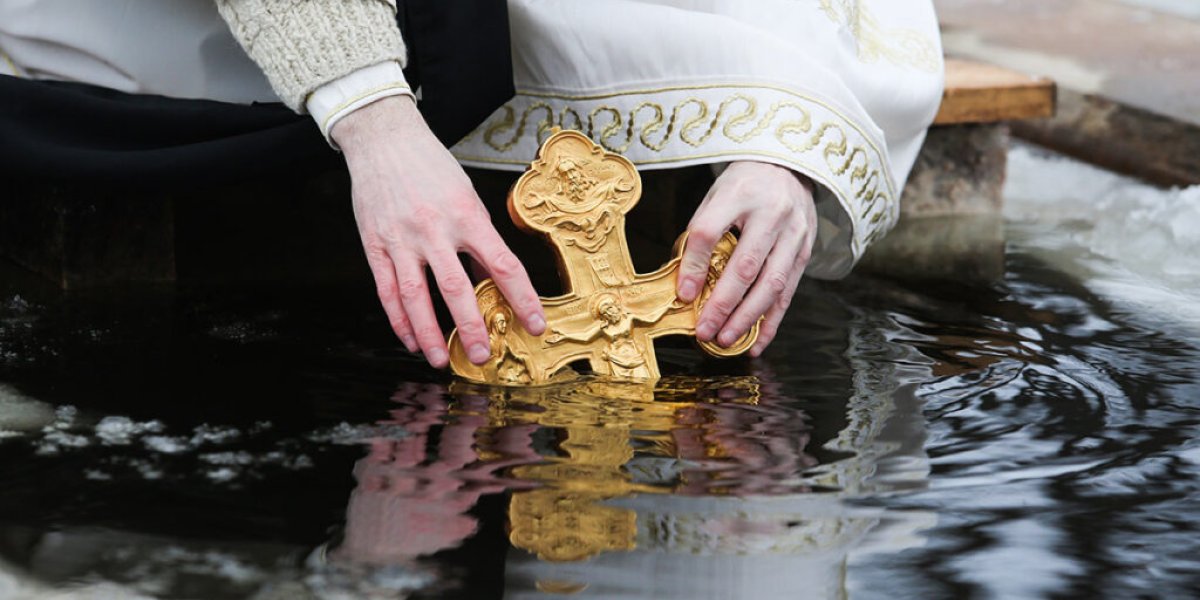 Всё, что нужно знать о крещенской воде: священник отвечает на главные вопросы верующих Всё, что нужно знать о крещенской воде: священник отвечает на главные вопросы верующих