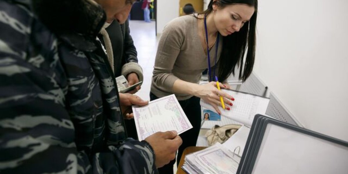 «Платить за всех»: Володин ужесточает правила для мигрантов и их семей «Платить за всех»: Володин ужесточает правила для мигрантов и их семей