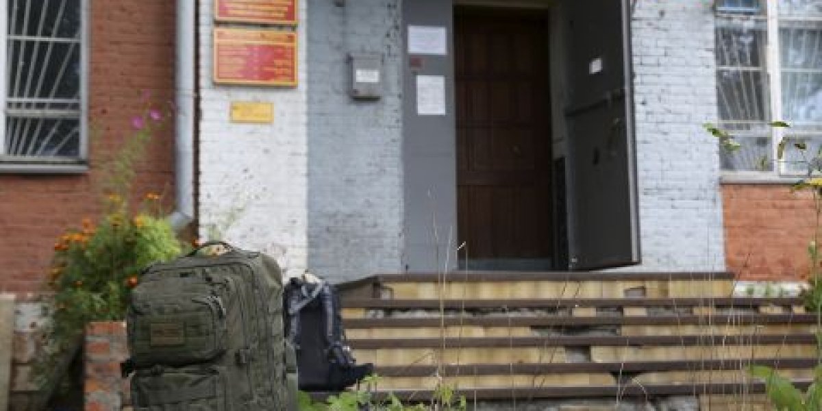 Тревожный звонок: мошенники прикрываются военкоматами и «Госуслугами», чтобы оставить россиян без денег Тревожный звонок: мошенники прикрываются военкоматами и «Госуслугами», чтобы оставить россиян без денег