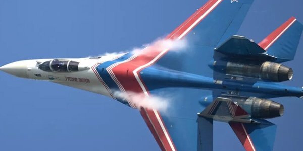 «Русские витязи» перехватили инициативу: пилотажники на Су-35 утерли нос норвежским F-35 над Баренцевым морем «Русские витязи» перехватили инициативу: пилотажники на Су-35 утерли нос норвежским F-35 над Баренцевым морем